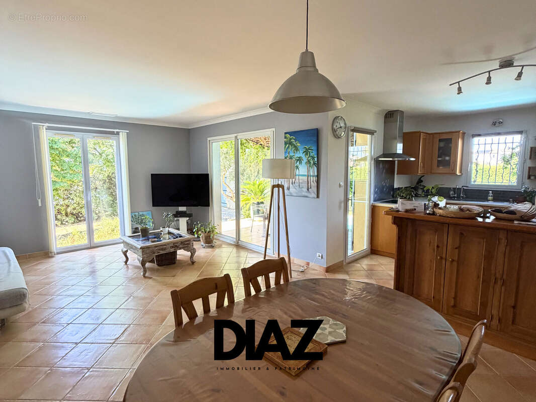 SAINT-CHAPTES   Villa de plain-pied 6 pièces de 120 m2 avec piscine et jardin paysagé - photo 3