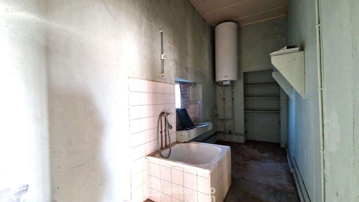 Une ancienne salle de bains - Maison à MONTAIGU