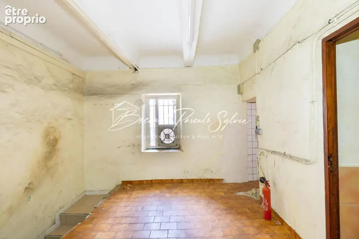 BAISSE DE PRIX - Immeuble de rapport  de 313 m2 avec commerce à Apt (84) - photo 8