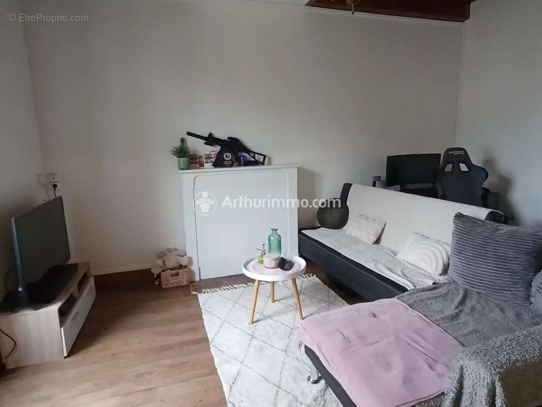 Maison à SAINT-GEORGES-DE-LONGUEPIERRE