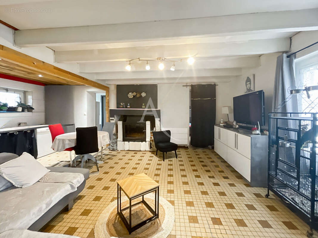 Maison à CHAMPAGNE-LES-MARAIS