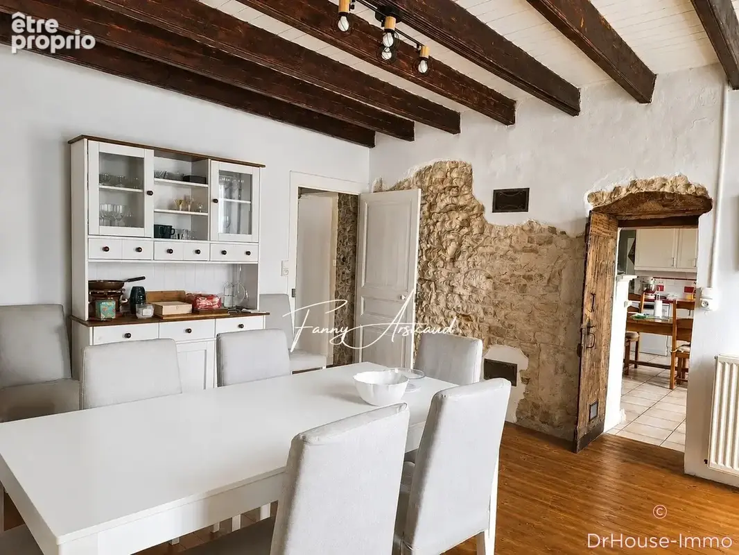 Maison 310 m² à Velluire  - photo 8