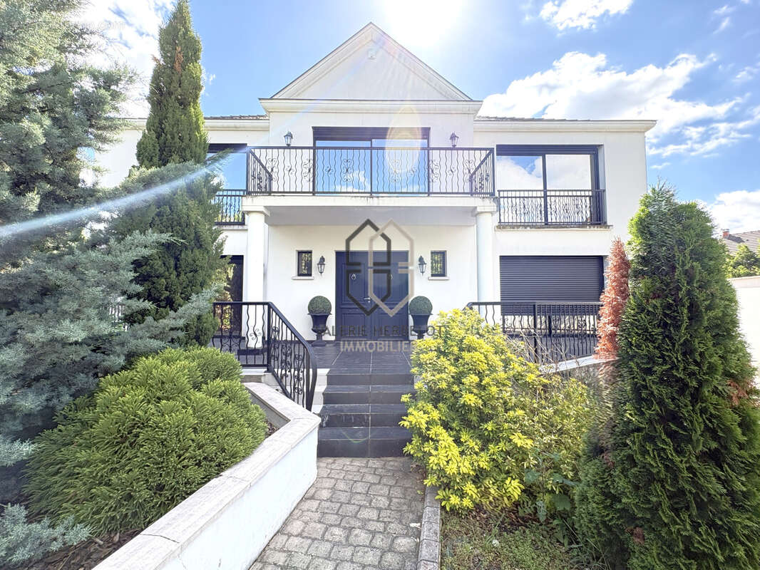 Maison à CHENNEVIERES-SUR-MARNE