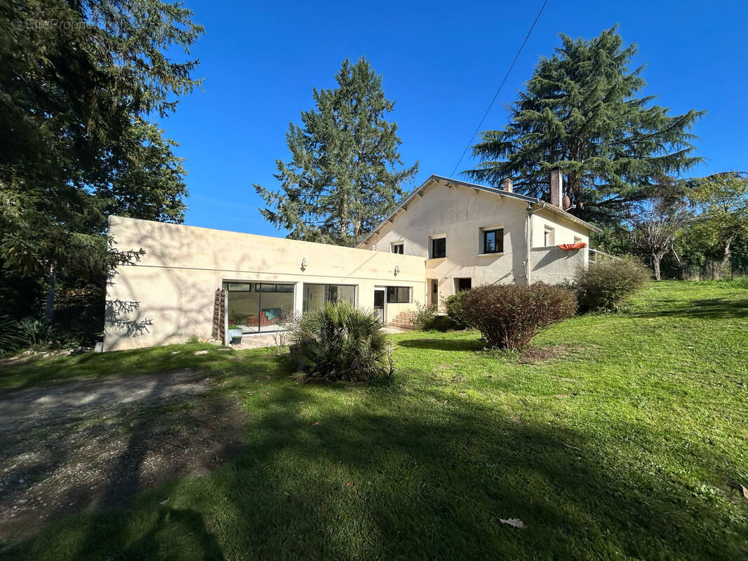 Maison à CHAMPCEVINEL