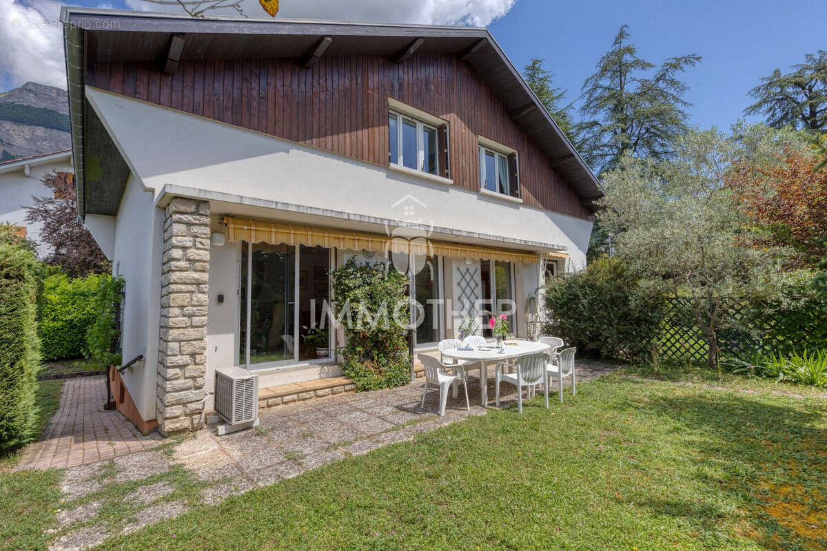 Maison à MEYLAN