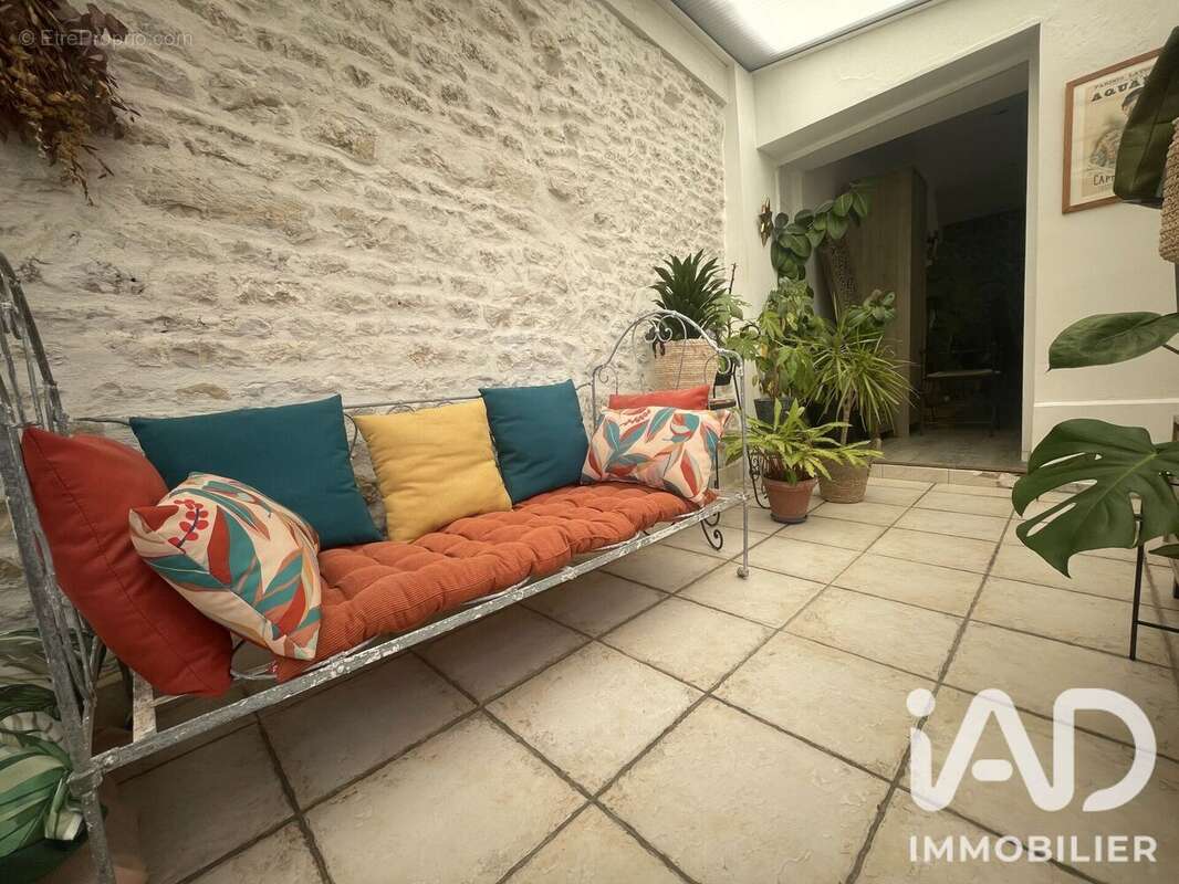 Maison 94 m² à Saint-Xandre  - photo 2