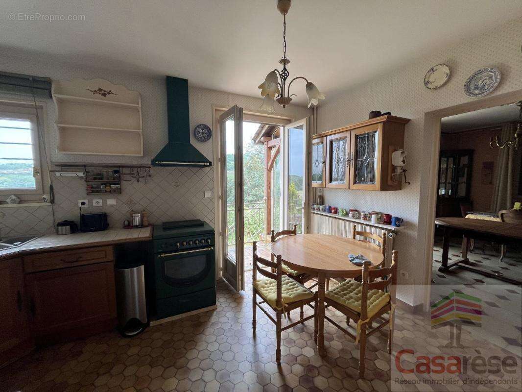Maison 140 m² à Saint-Jean-De-Vaux  - photo 6