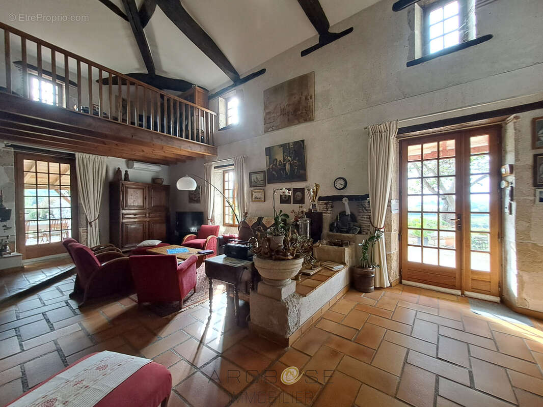 Maison familiale en pierre avec vue panoramique, verger et dépendances. - photo 3
