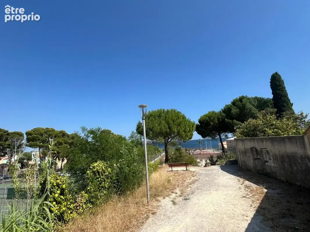Studio mezzanine avec parking à proximité du port et des plages - photo 10