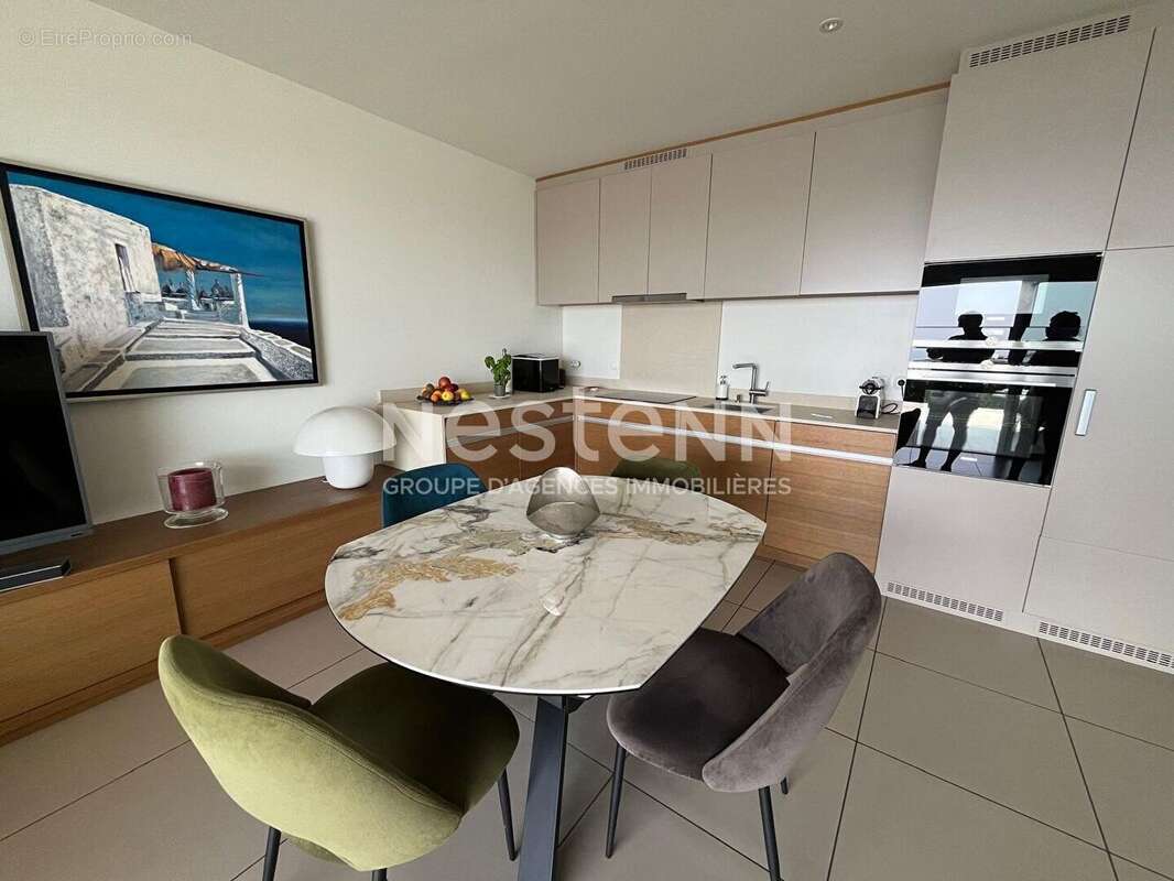 Appartement 3 pièces de 74 m2 situé en bordure de mer au centre du village, à l'entrée du port. - photo 6