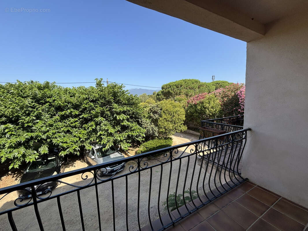 Villa avec plusieurs appartements située dans un quartier calme de Porto Vecchio. - photo 6