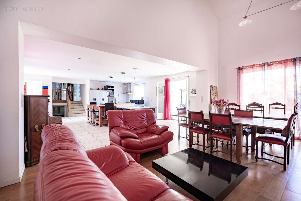 Maison à LA TOUR-DE-SALVAGNY