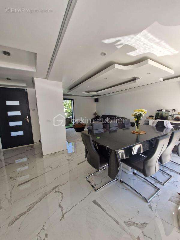 Maison à LE MUY
