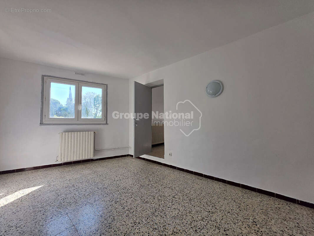 Maison de ville - Potentiel, grands garages et cour - photo 9