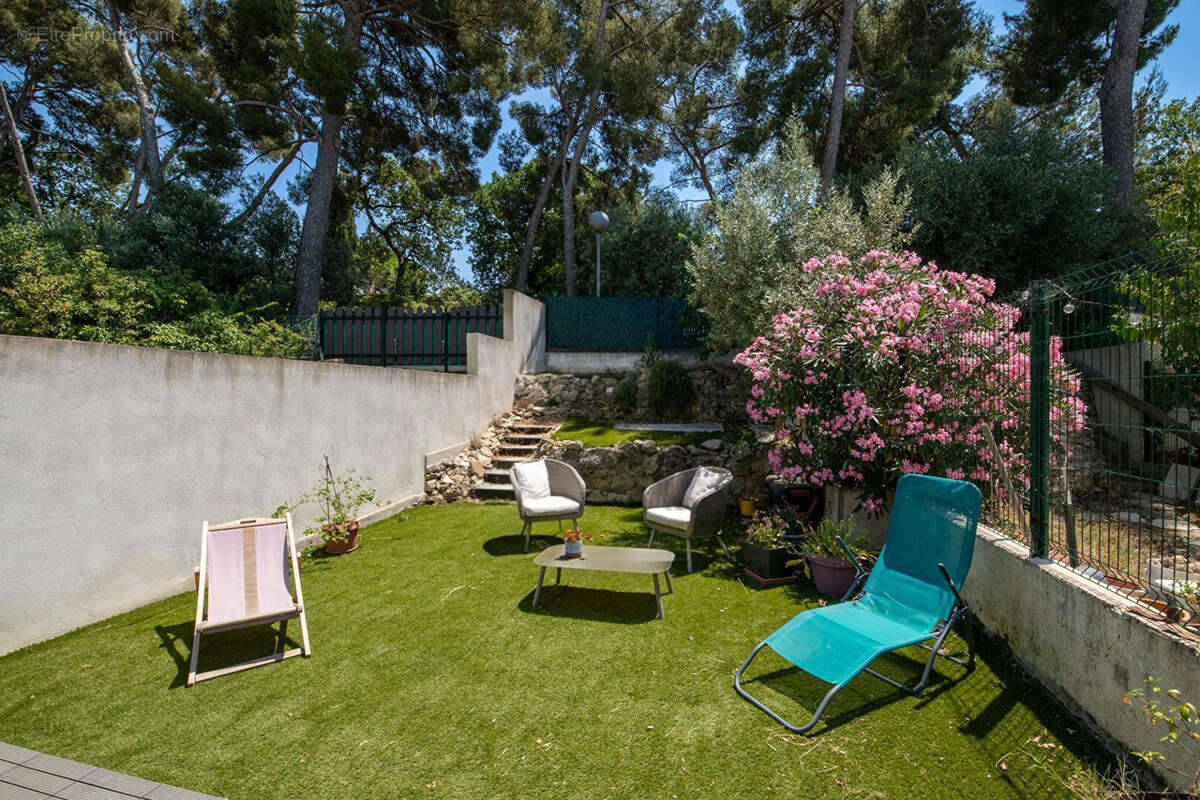 Entièrement rénové, 2 stationnements, terrasses & jardin - photo 2