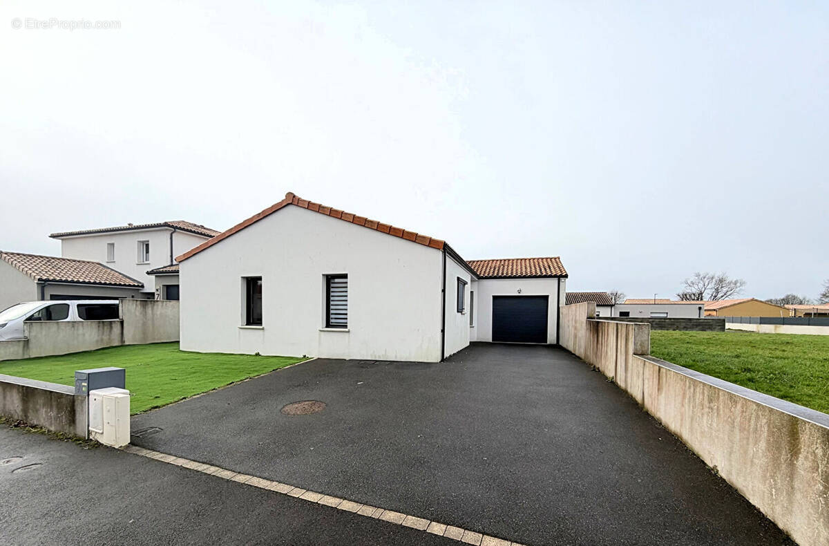 Maison à SAINT-MACAIRE-EN-MAUGES