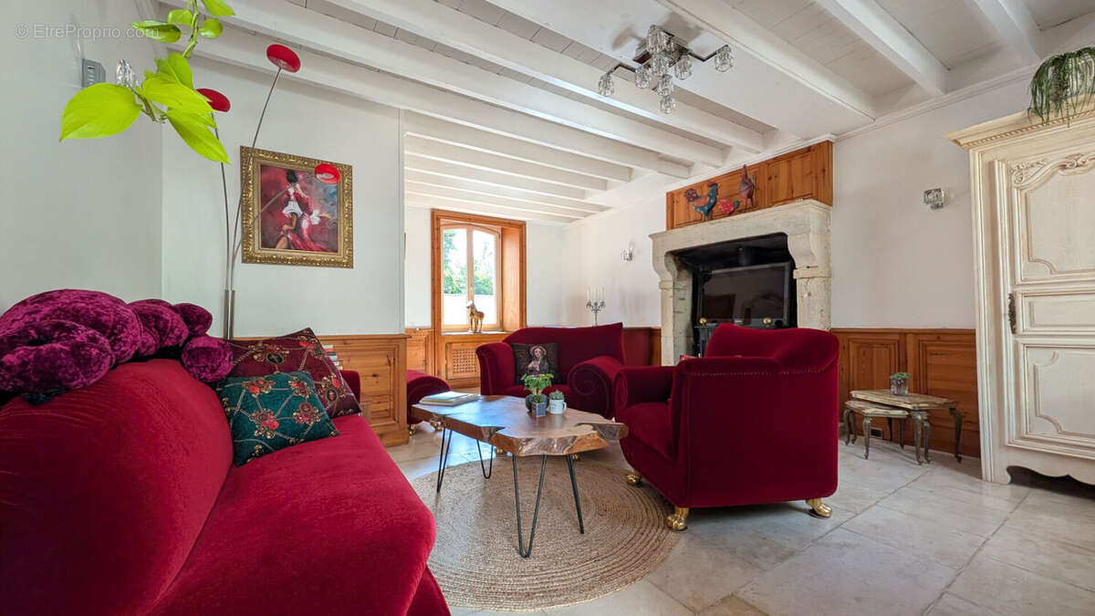Maison de caractère du XVIIIème siècle avec jardin et dépendances ! - photo 4
