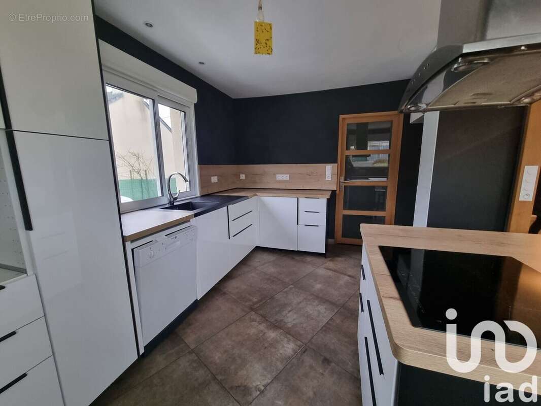Maison 147 m² à La Chapelle-Saint-Laud  - photo 3