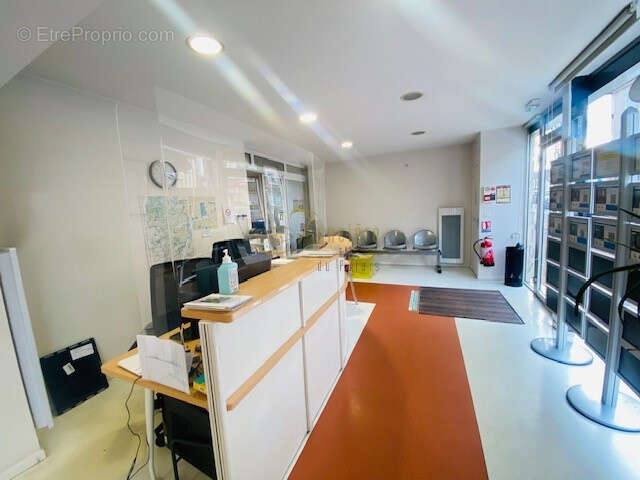 Local commercial avec grande vitrine de 9 mètres rue d'Auron - photo 2