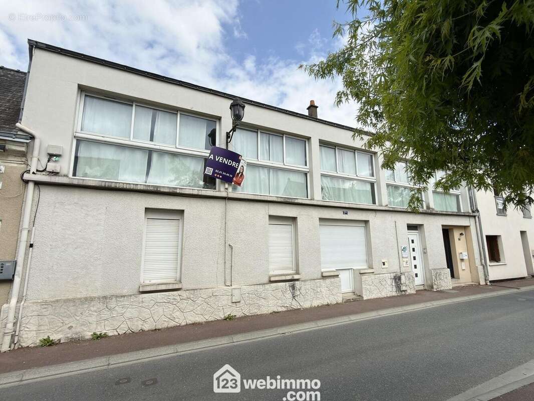 Idéalement située dans le bourg de Mazé, à deux pas des commodités. - Appartement à MAZE