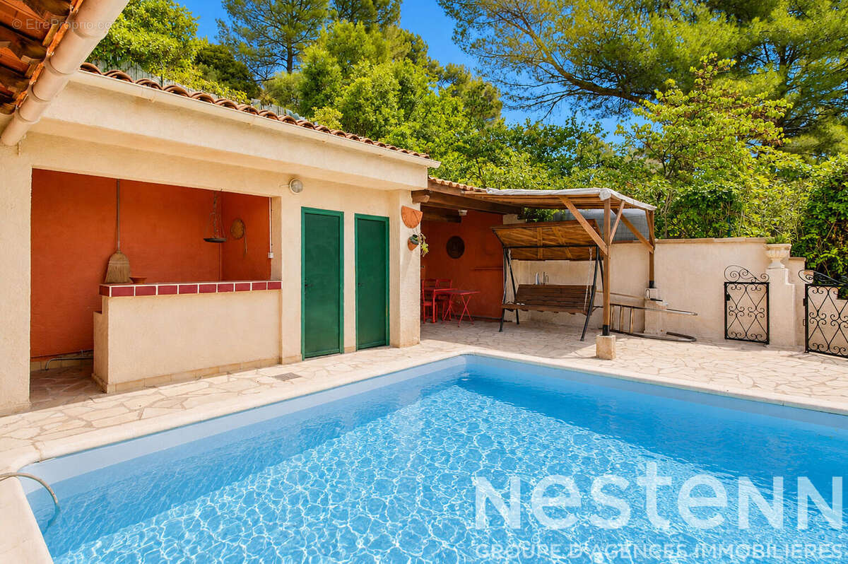 A vendre à Draguignan - Propriété de caractère avec vue panoramique, piscine et beaux volumes - photo 14