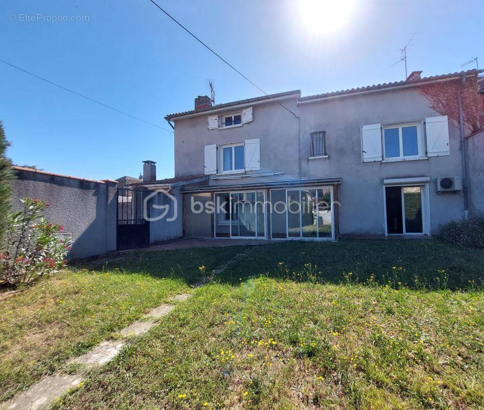 “Maison familiale aux grands volumes, 4  chambres, dépendance en pierre aménageable, jardin clos ,un garage— un potentiel rare a - photo 1