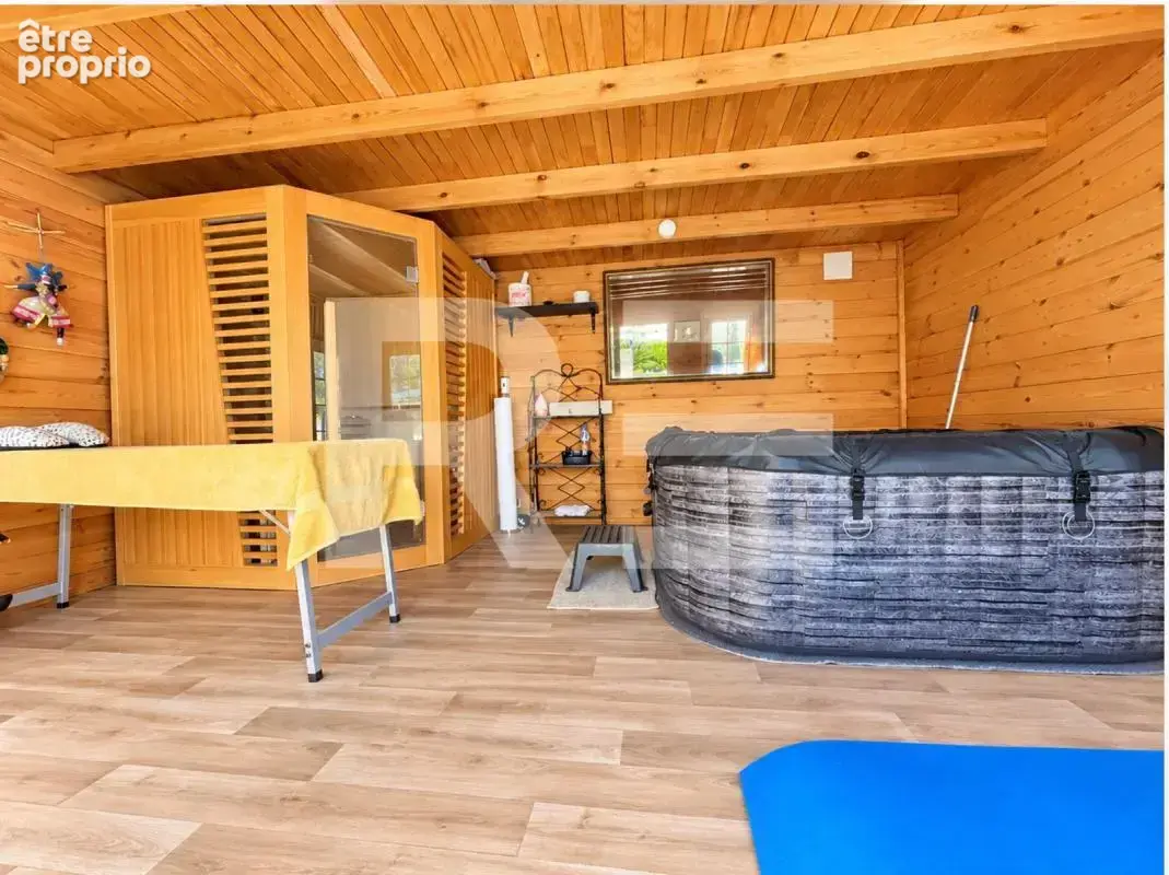 Villa 220 m², 6 chambres, piscine, jacuzzi et double garage - photo 7
