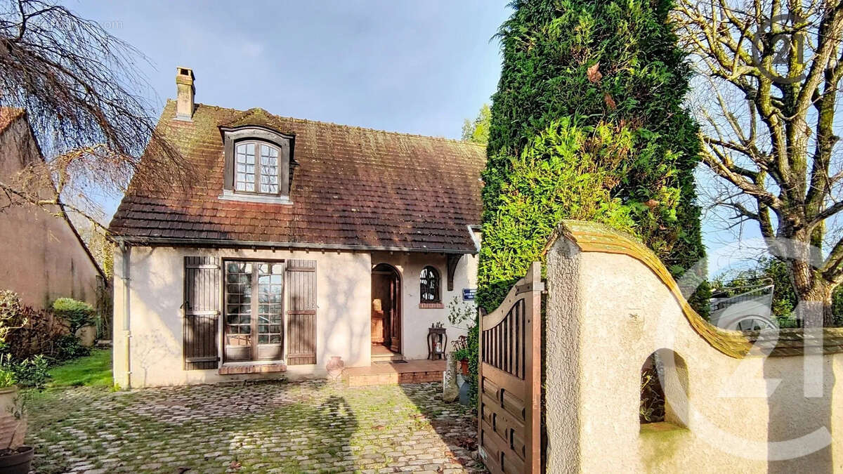 Maison à OZOUER-LE-VOULGIS