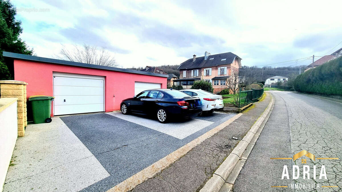  garages et 3 places de parking - Maison à SEREMANGE-ERZANGE