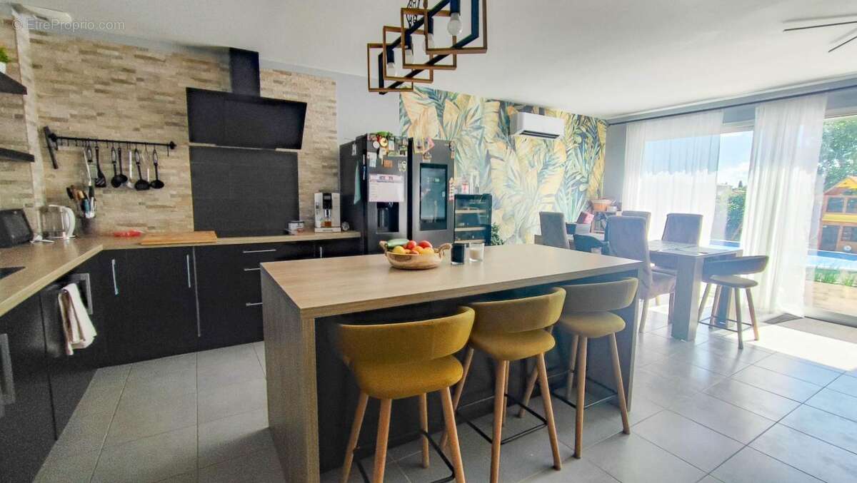 Maison à SAINT-CHAPTES