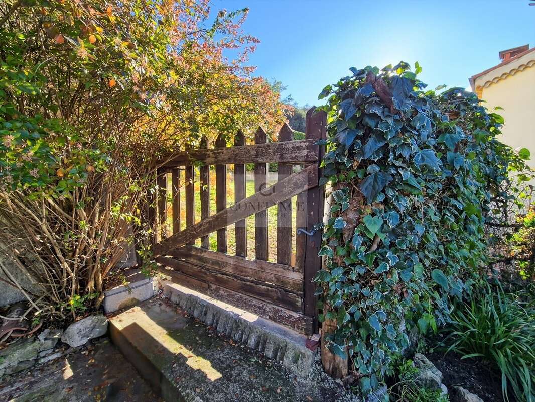 Appartement à CONTES