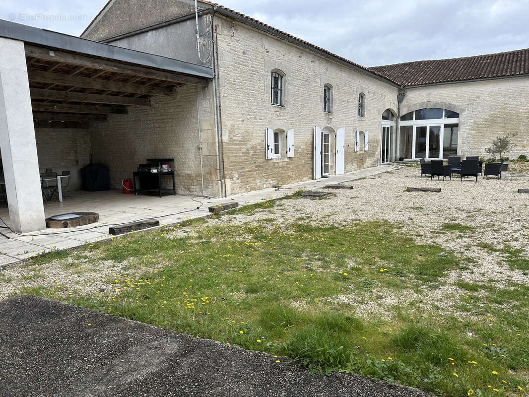 Propriété de caractère rénovée avec dépendances rénovées , Sigogne. - photo 11