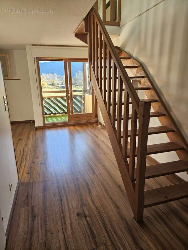 Pièce à vivre lumineuse et balcon - Appartement à SEYNE