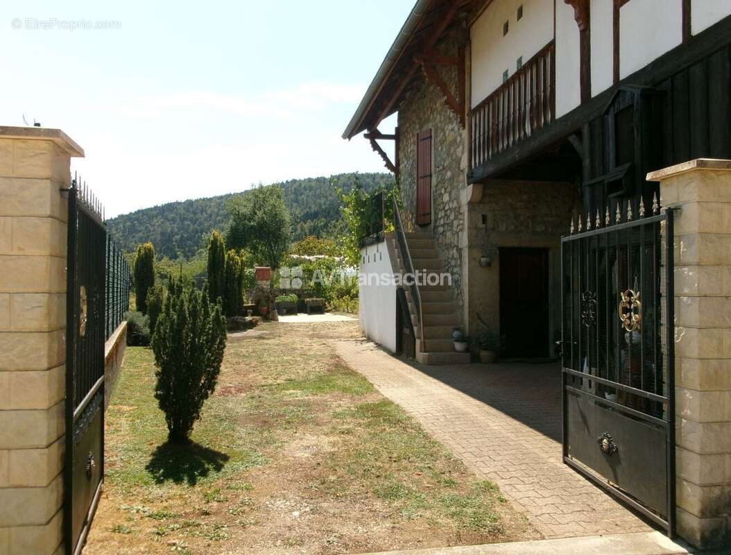 Maison 240 m² à Sutrieu  - photo 4