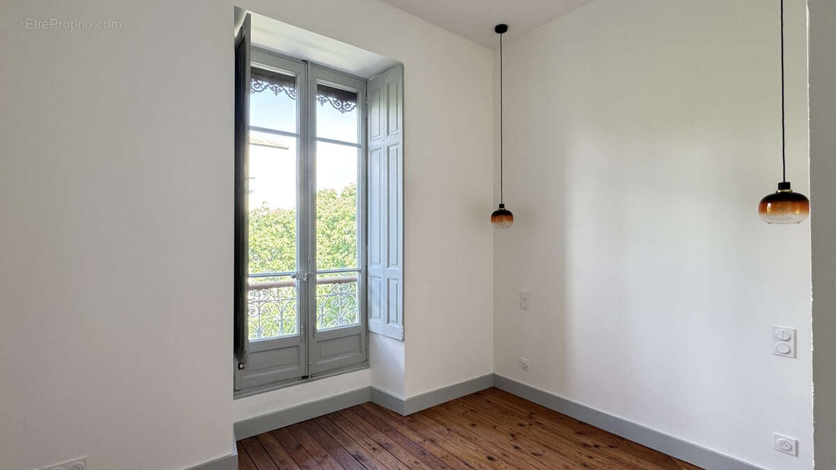 Nîmes - Quartier Carnot : Superbe appartement P4 entièrement rénové dans un immeuble bourgeois - photo 7
