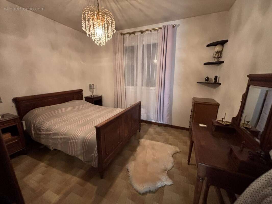Chambre 1 appartement 1 ( étage) - Maison à SIX-FOURS-LES-PLAGES