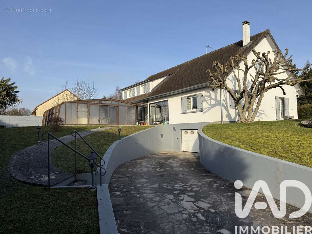 Maison 323 m² à Ville-Saint-Jacques  - photo 2