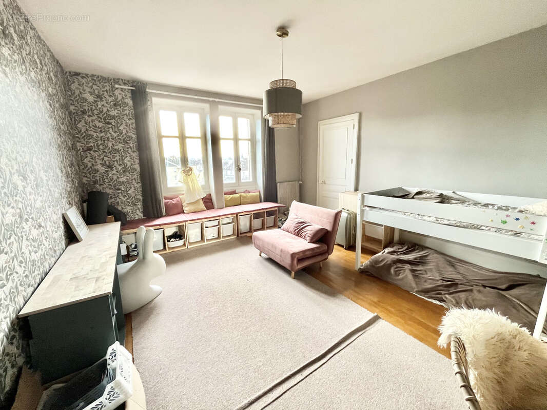 7 pièces de 183 M2 - Centre-ville - 5 chambres - Cuisine équipée - Parking - photo 18