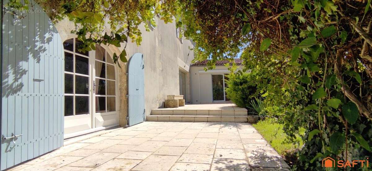 Maison 228 m² à Saint-Julien-De-L'escap  - photo 3
