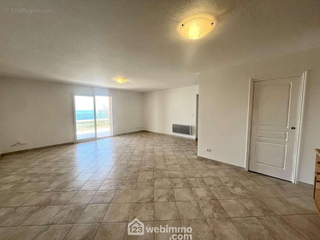 Elle s?ouvre sur l?immense terrasse - Appartement à SAN-MARTINO-DI-LOTA