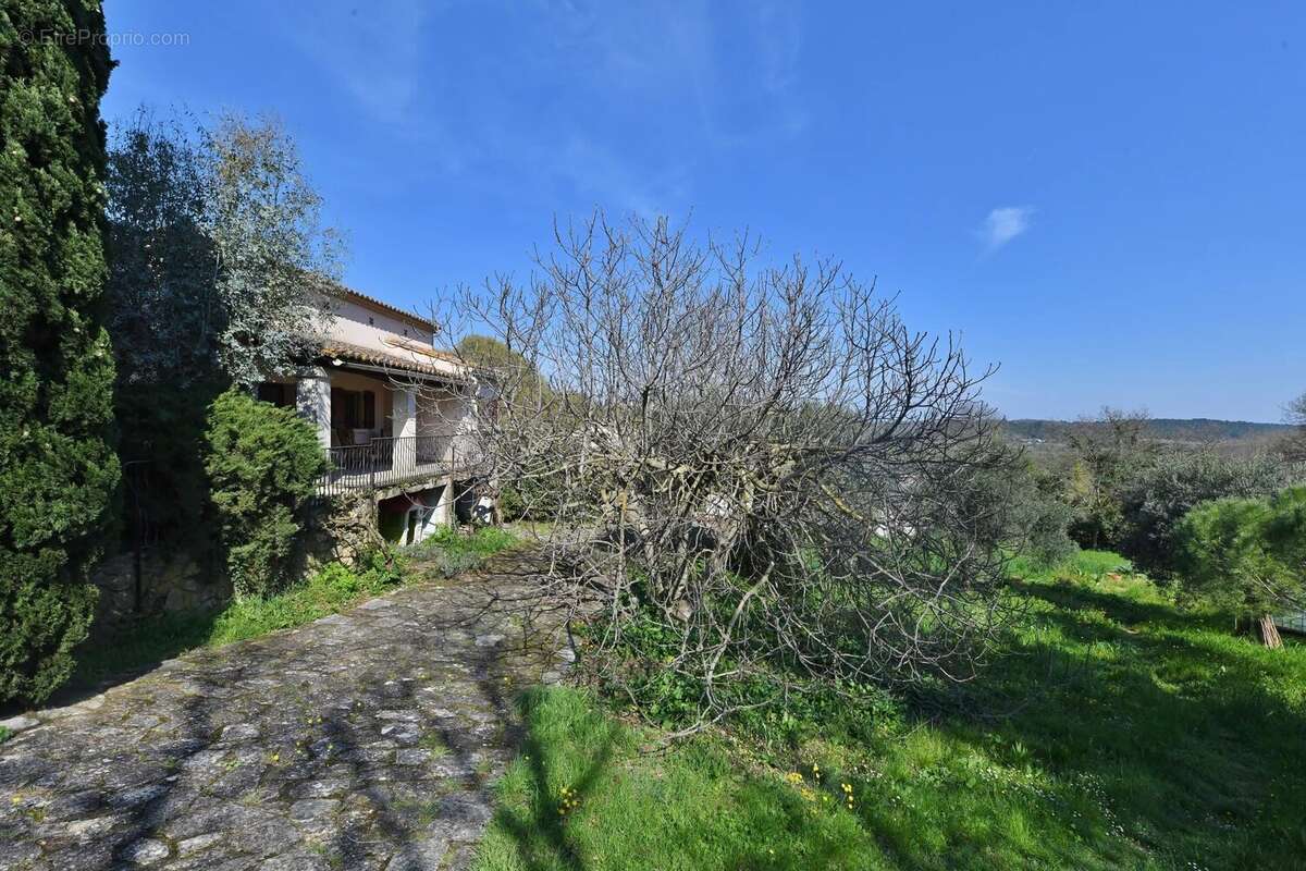 Maison sur terrain 2300m², rafraichissement à prévoir - photo 3