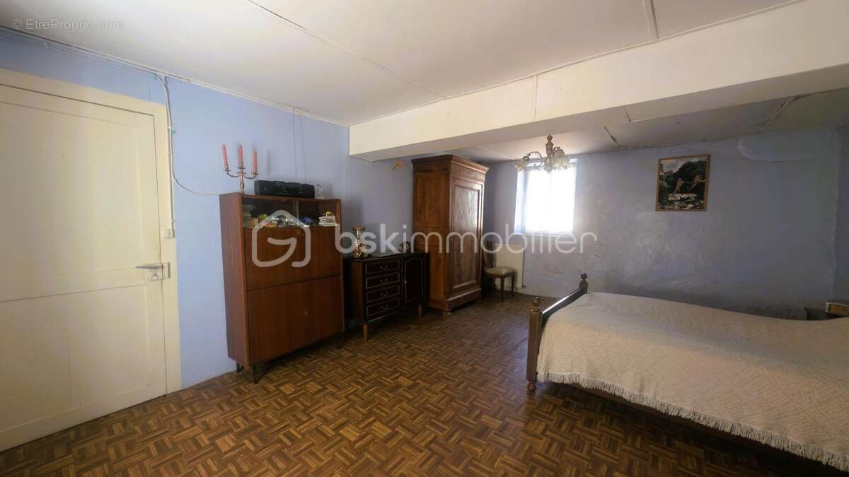 Maison à rénover avec nombreuses dépendances - photo 9