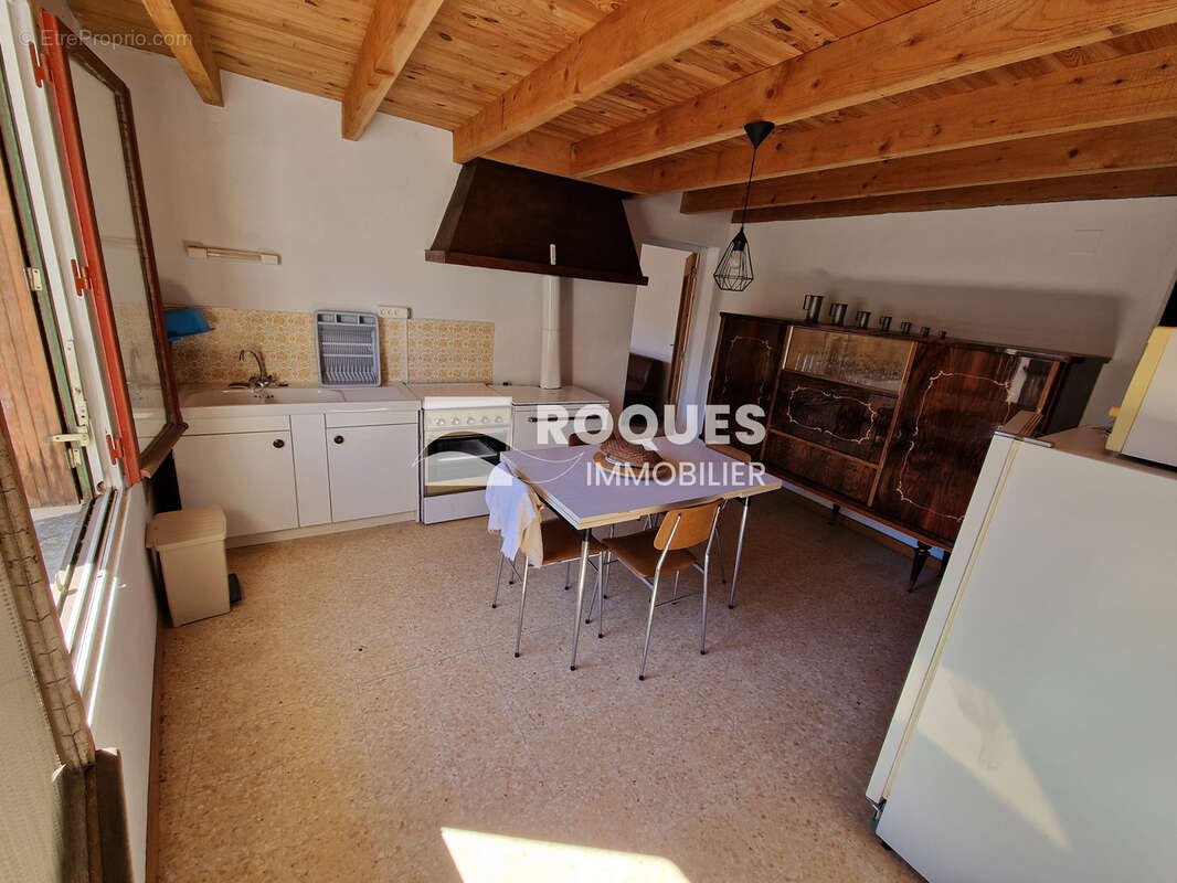 Sur la commune de Castanet-le-Haut, à vendre charmante maison de village 4 pièces d'environ 75 m2 avec garage - photo 7