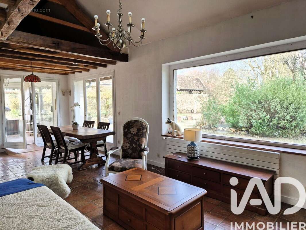 Maison 250 m² à La Celle-Les-Bordes  - photo 3