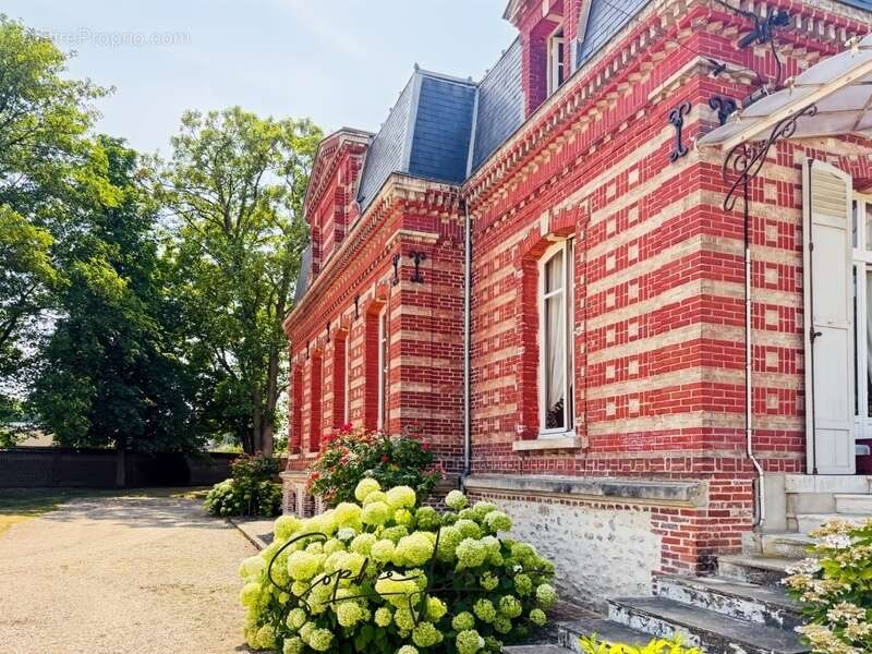 Demeure de caractère à vendre à Bézu-Saint-Éloi – 9 pièces, 5 chambres, parc de près de 6 000 m² avec maison d'amis et espace bi - photo 2