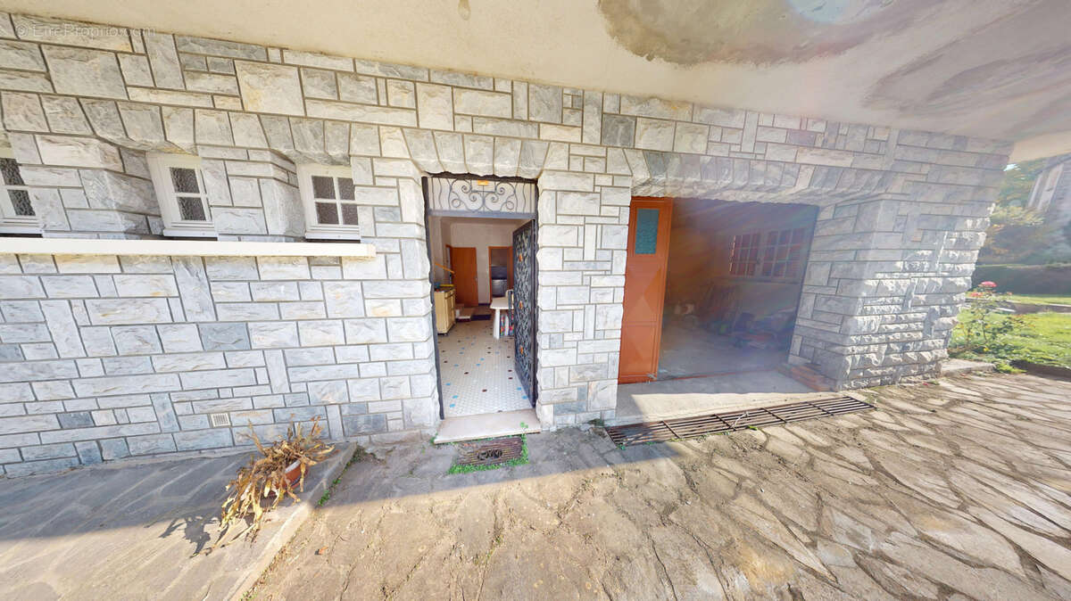 Appartement à SALLES-CURAN