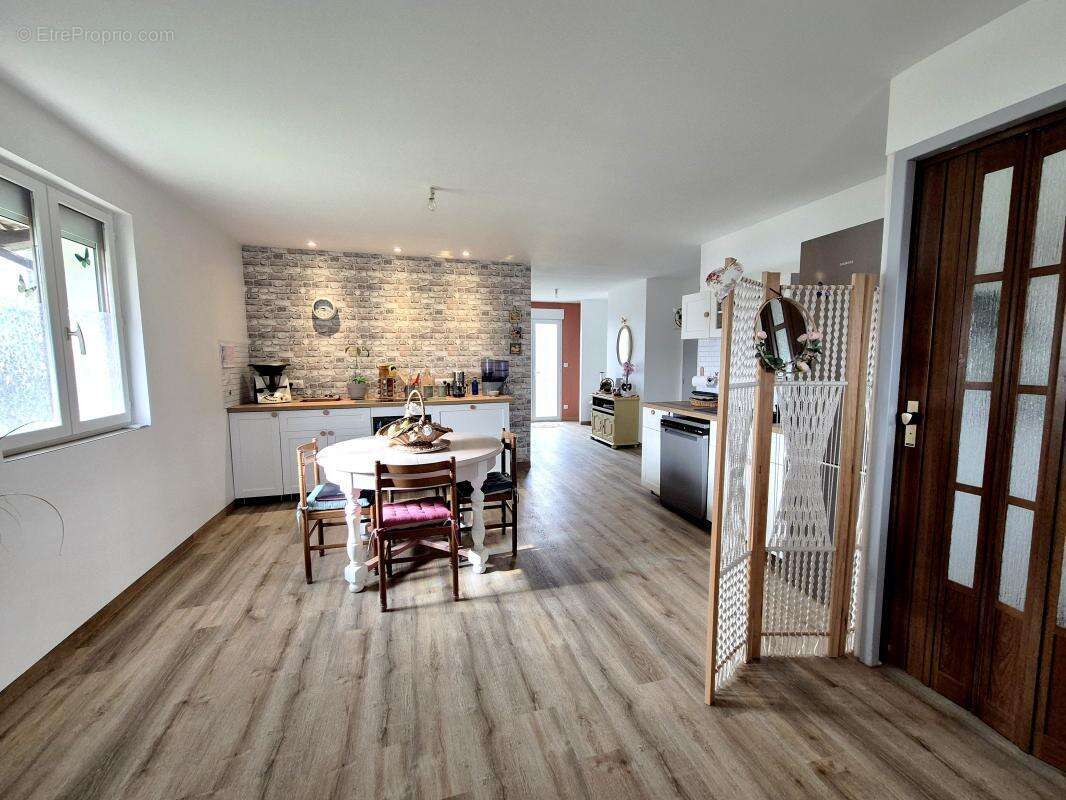 Maison à MARSEILLES-LES-AUBIGNY