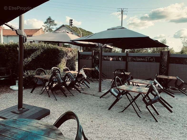 Commerce à SAINT-LAURENT-SUR-SEVRE