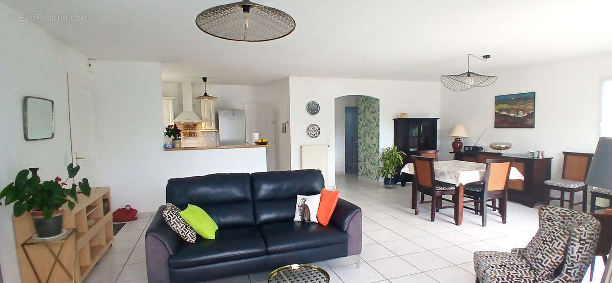 PLAIN PIED  122 m² et garage - Saint Sulpice De Royan 5 pièce(s) sur  679m² - photo 2