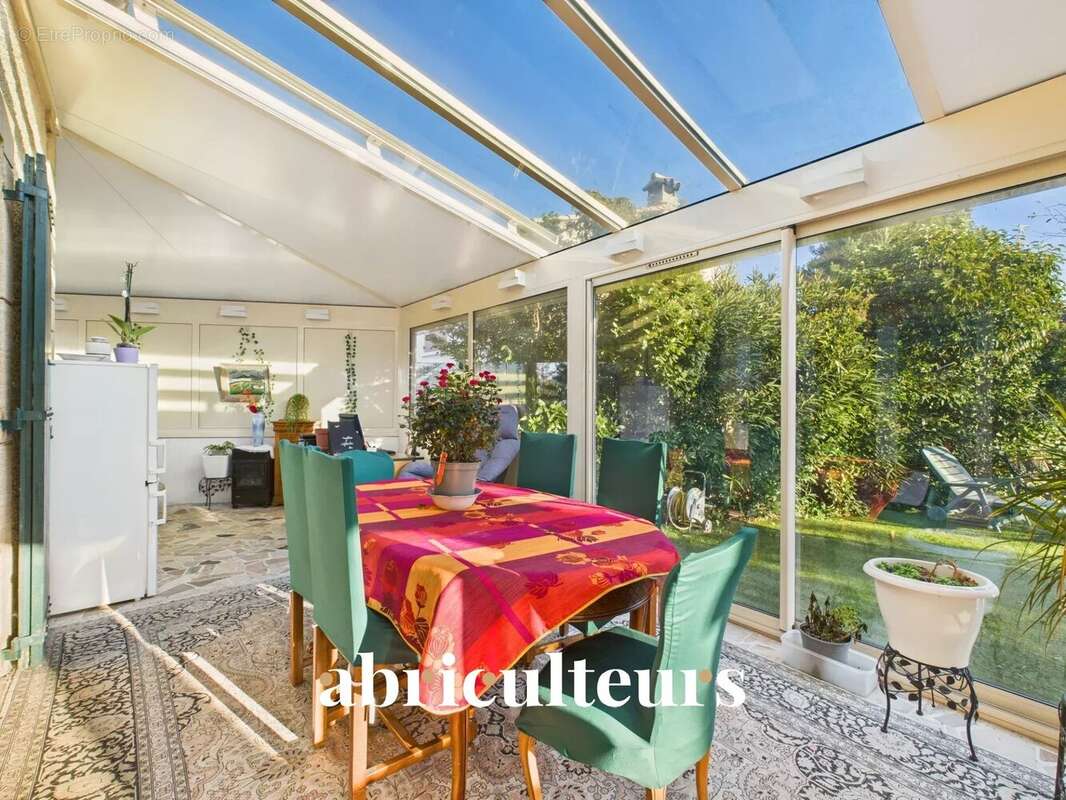 Maison à LA ROQUE-D&#039;ANTHERON